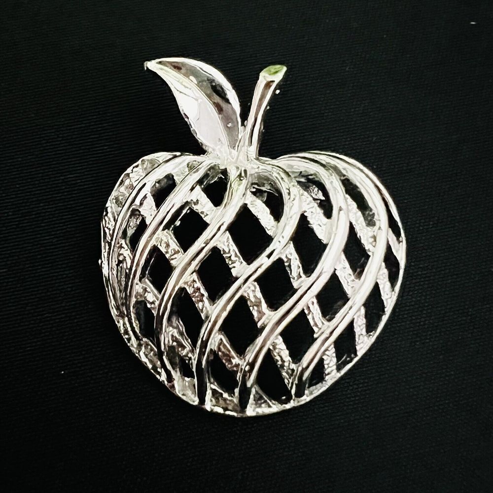 Gerry’s Vintage Silver Tone Open Basket Weave Apple Pin Brooch Pendant 4210